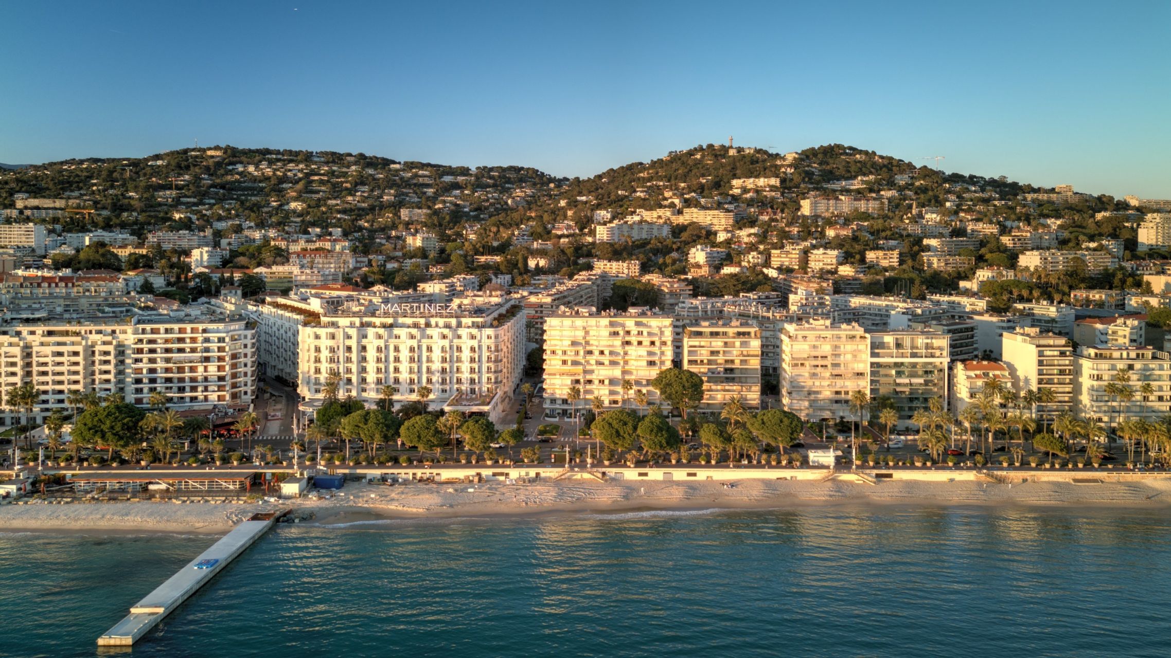 luxury apartment 8 Rooms for sale on CANNES (06400)