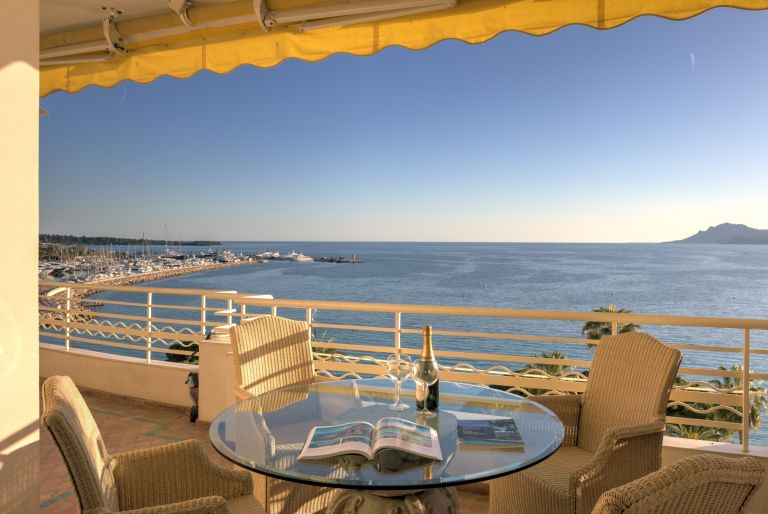 luxury apartment 8 Rooms for sale on CANNES (06400)