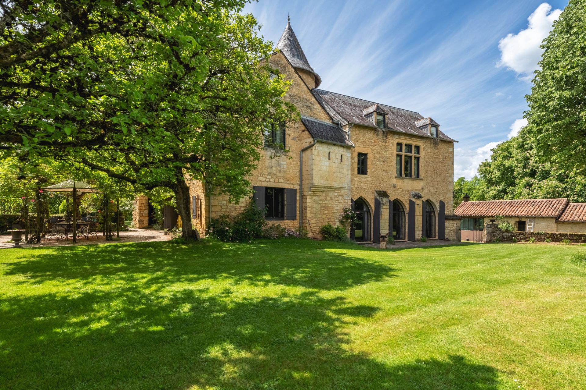 castle 22 Rooms for sale on MONTIGNAC LASCAUX (24290)