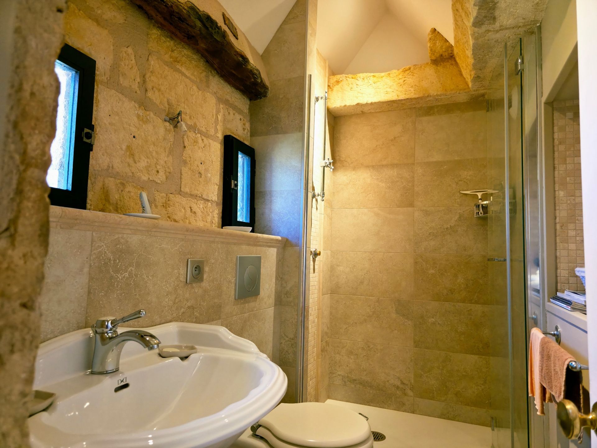 castle 22 Rooms for sale on MONTIGNAC LASCAUX (24290)