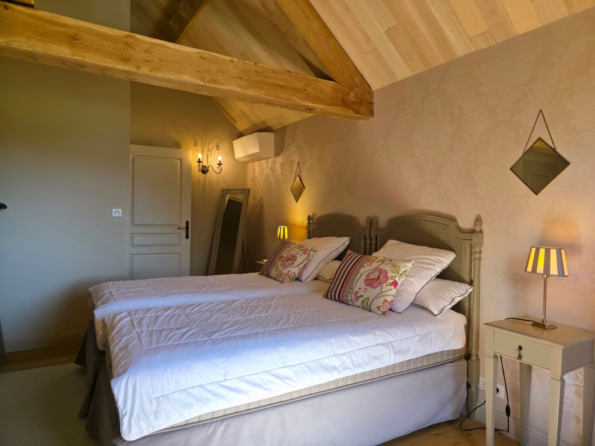 castle 22 Rooms for sale on MONTIGNAC LASCAUX (24290)