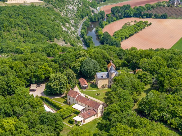 castle 22 Rooms for sale on MONTIGNAC LASCAUX (24290)