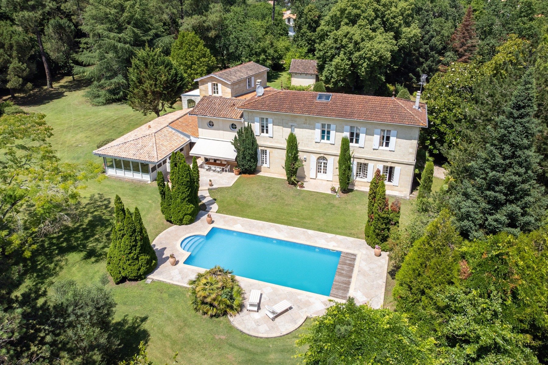 luxury house 11 Rooms for sale on BORDEAUX (33000)