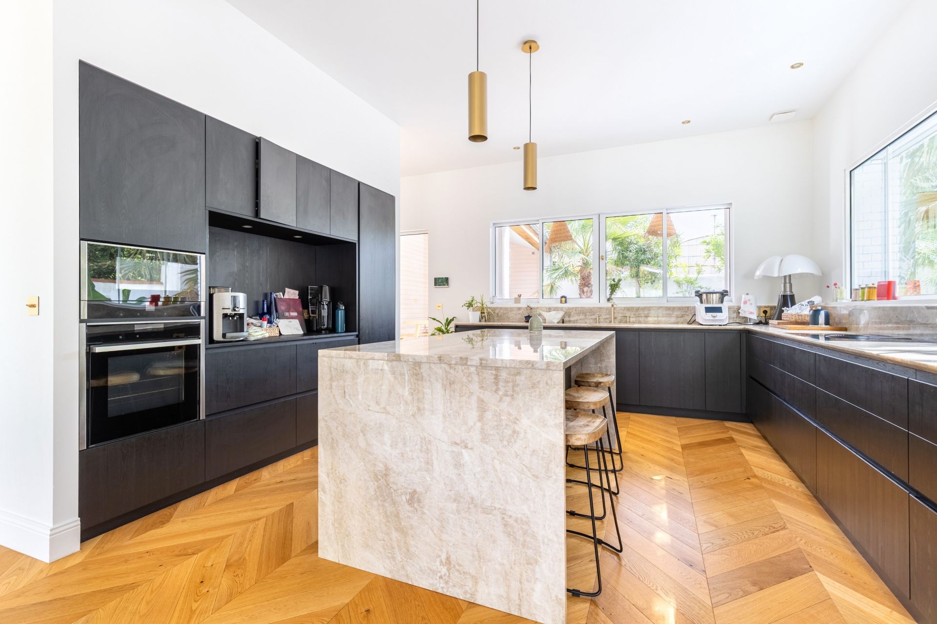 luxury house 8 Rooms for sale on BORDEAUX (33000)