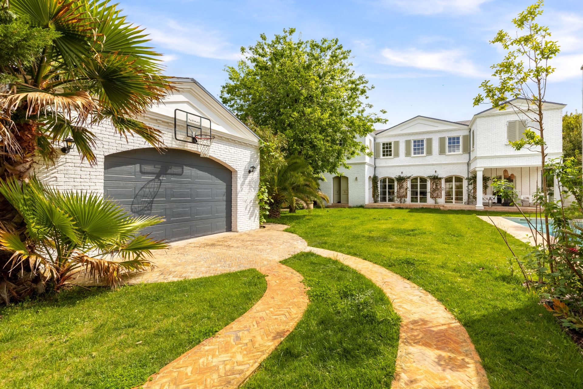 luxury house 8 Rooms for sale on BORDEAUX (33000)