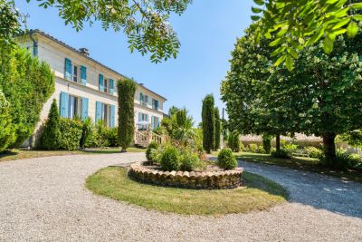 Sale Luxury house Saint-Dizant-du-Gua 8 Rooms 246 m²