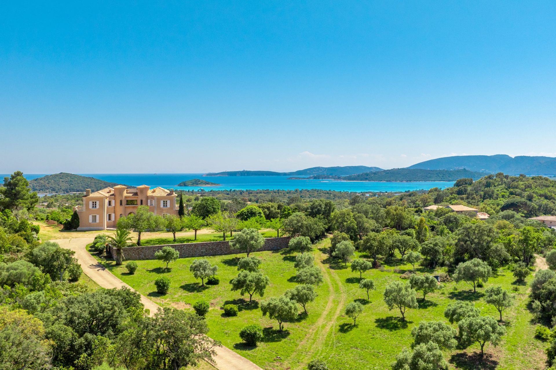 château 13 Pièces en location saisonnière sur ZONZA (20144)