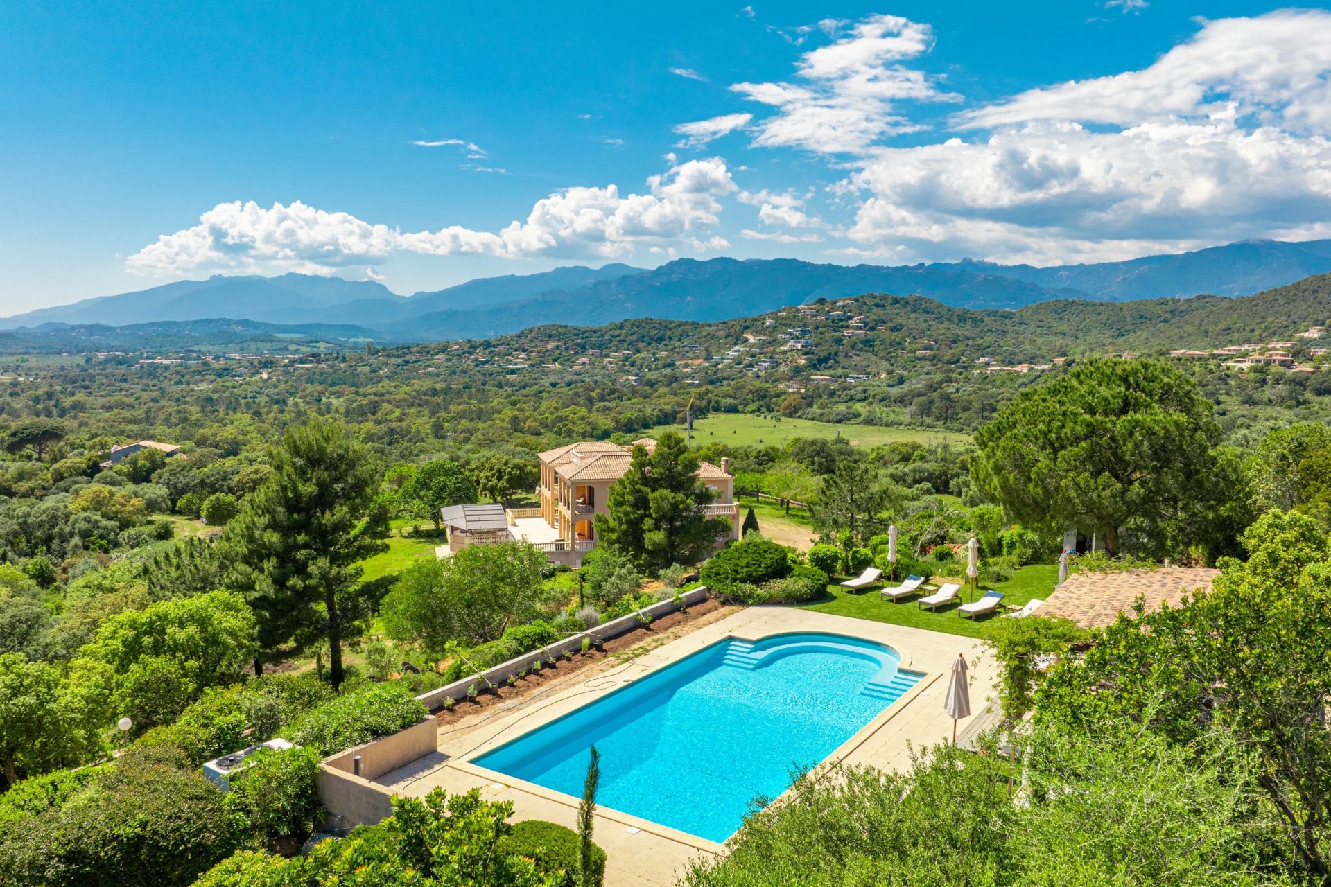 château 13 Pièces en location saisonnière sur ZONZA (20144)