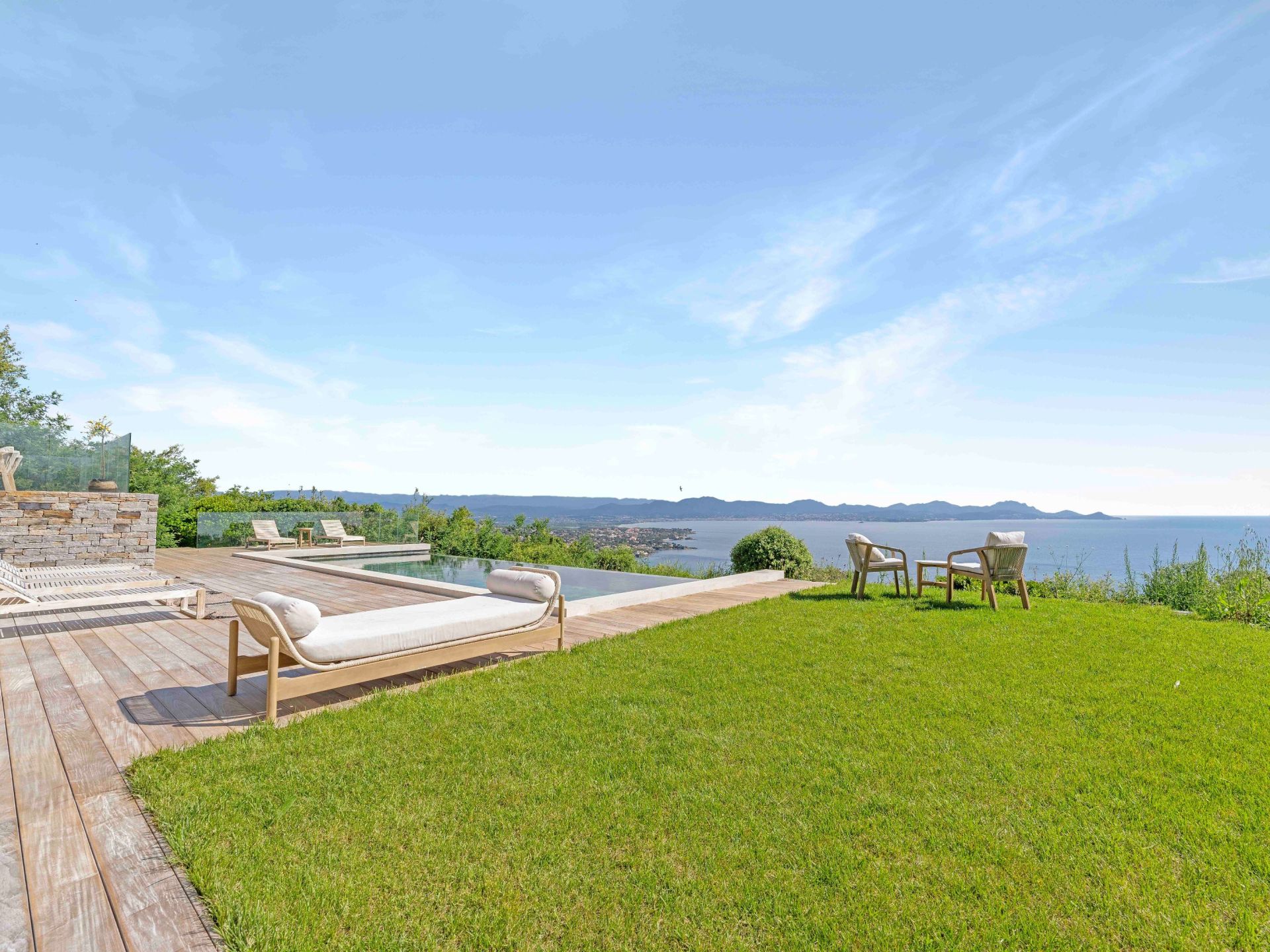 luxury villa 7 Rooms for sale on LES ISSAMBRES (83380)