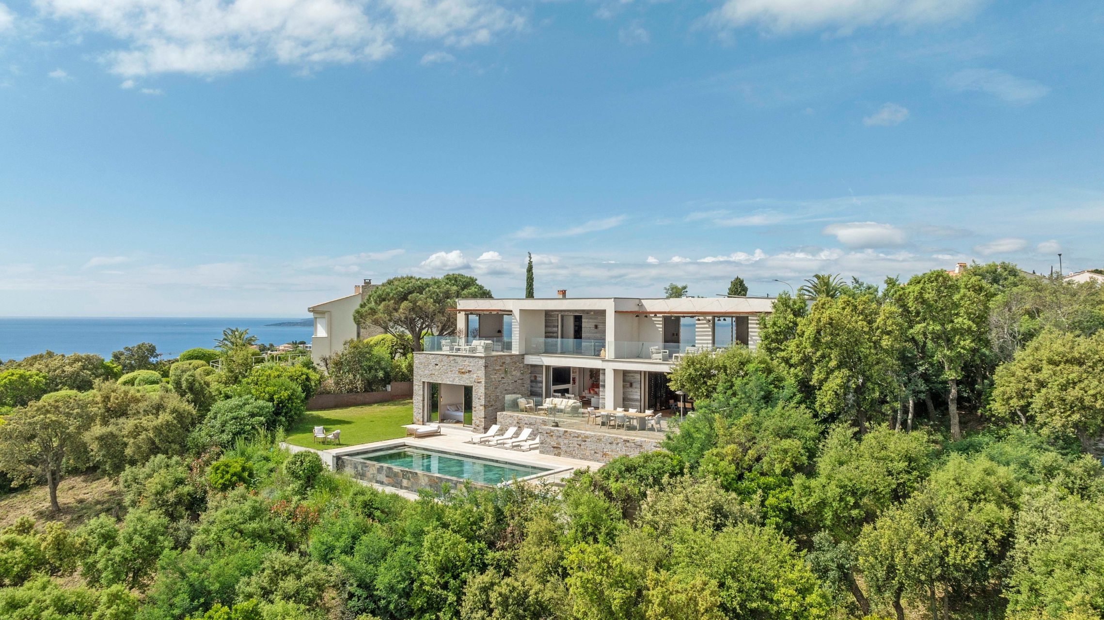 luxury villa 7 Rooms for sale on LES ISSAMBRES (83380)