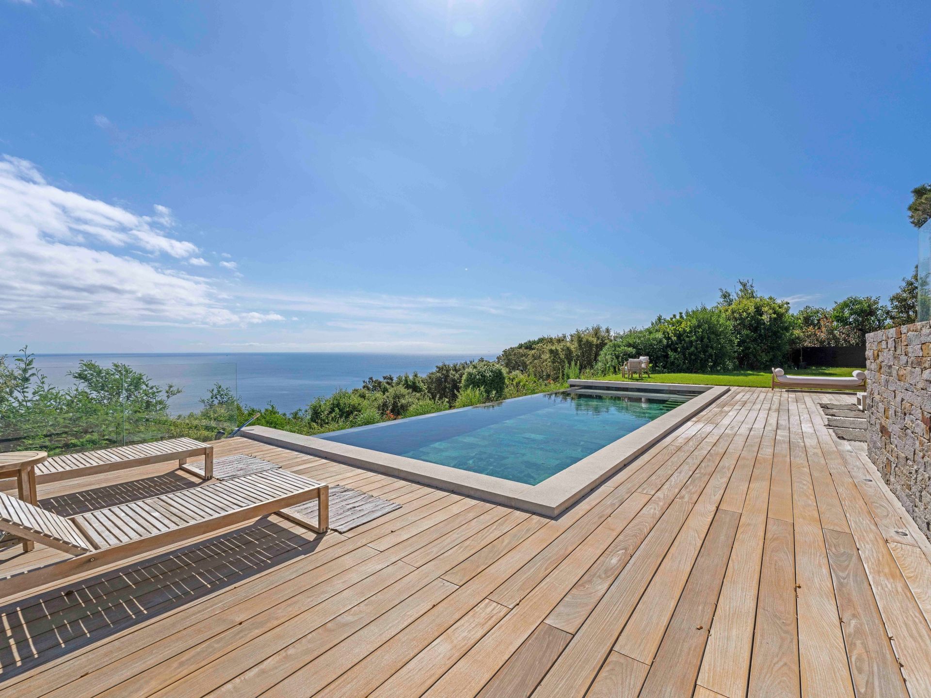 luxury villa 7 Rooms for sale on LES ISSAMBRES (83380)