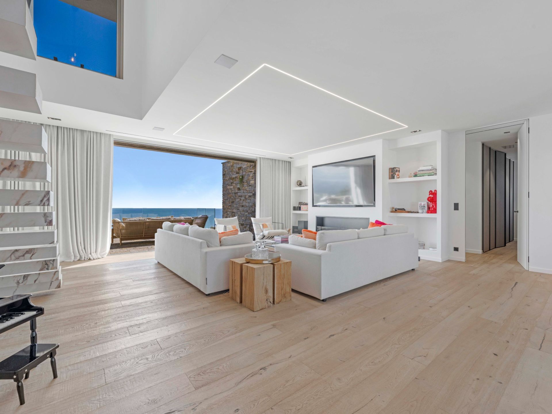 luxury villa 7 Rooms for sale on LES ISSAMBRES (83380)