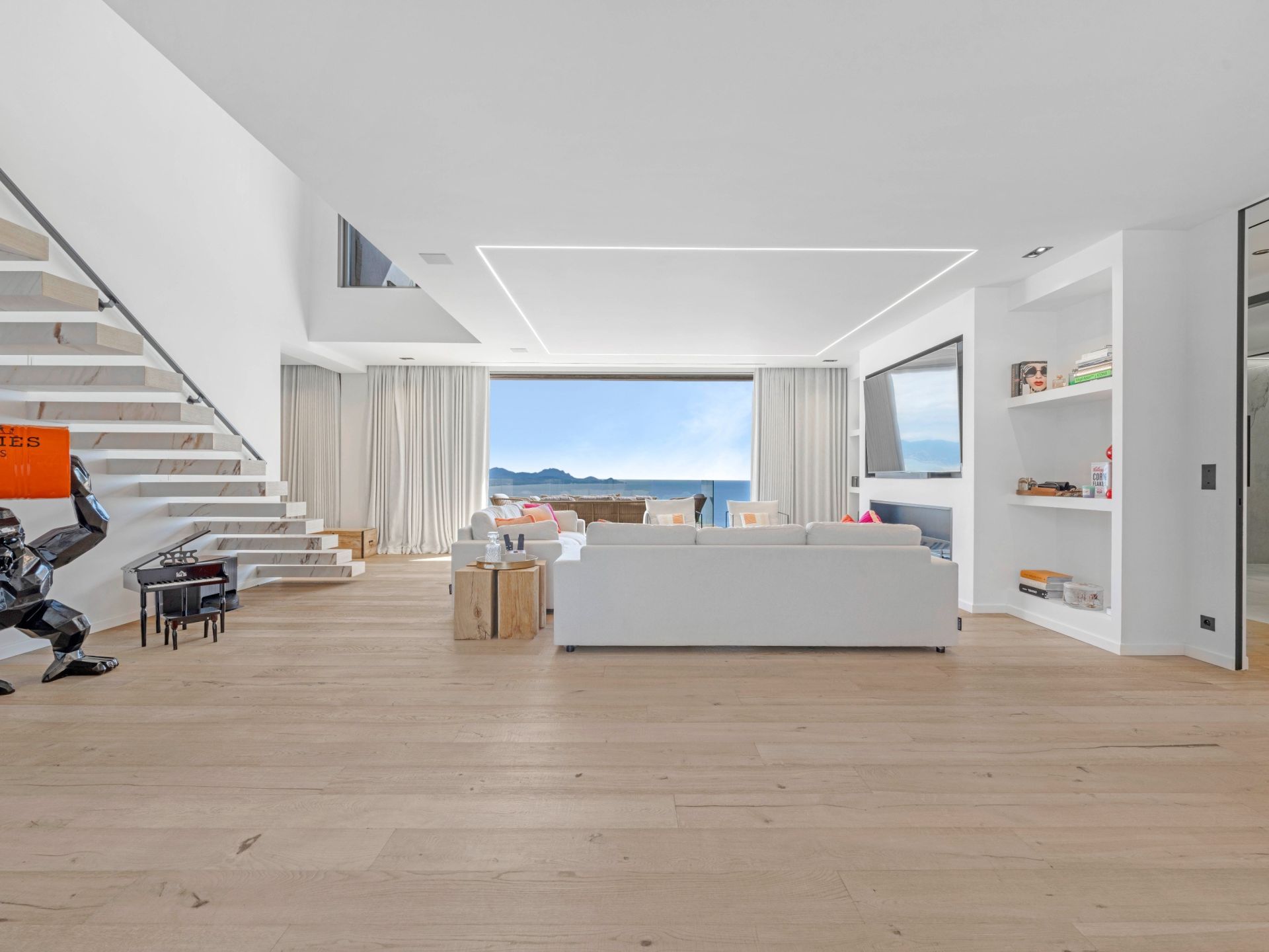 luxury villa 7 Rooms for sale on LES ISSAMBRES (83380)