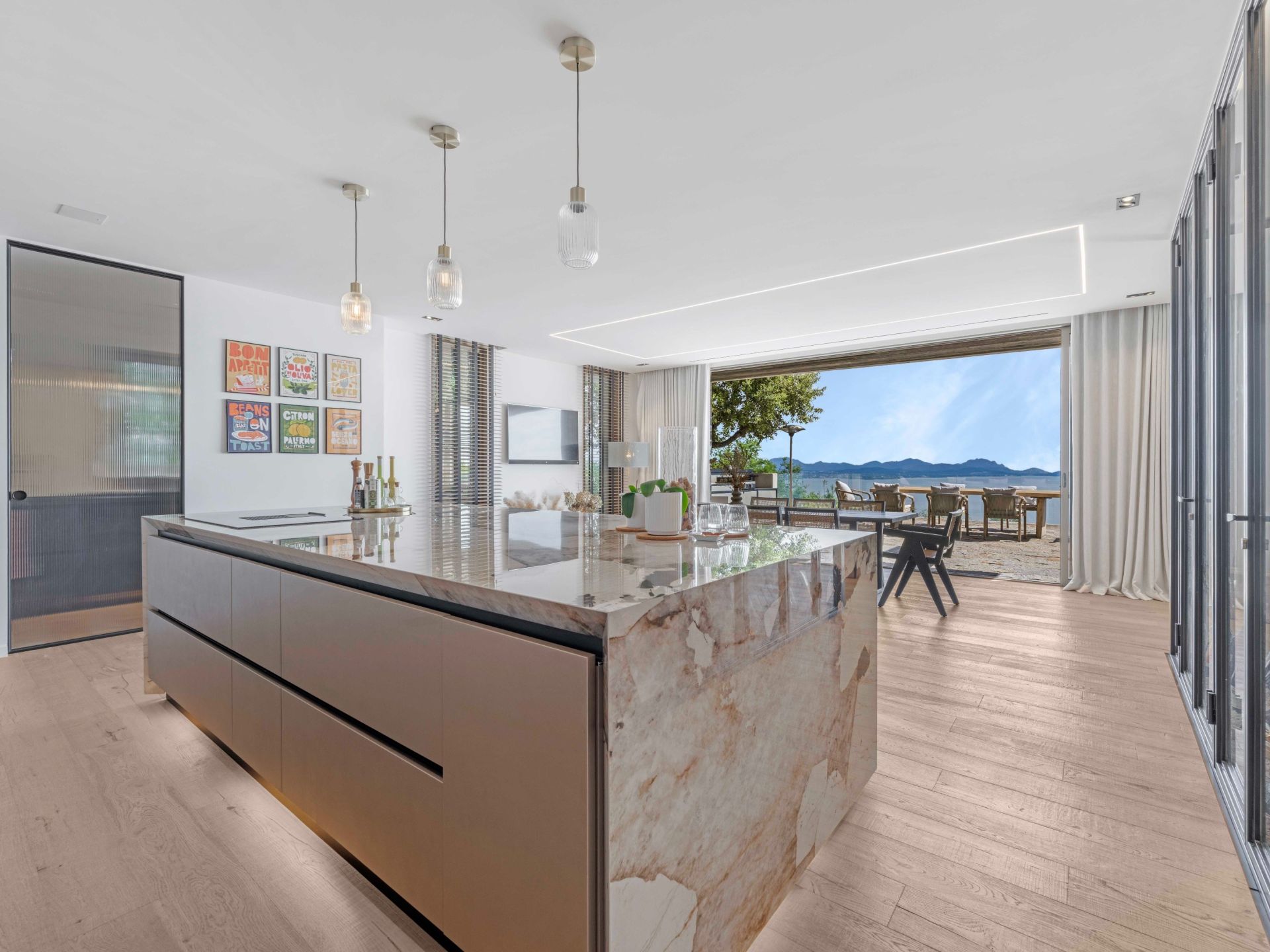 luxury villa 7 Rooms for sale on LES ISSAMBRES (83380)