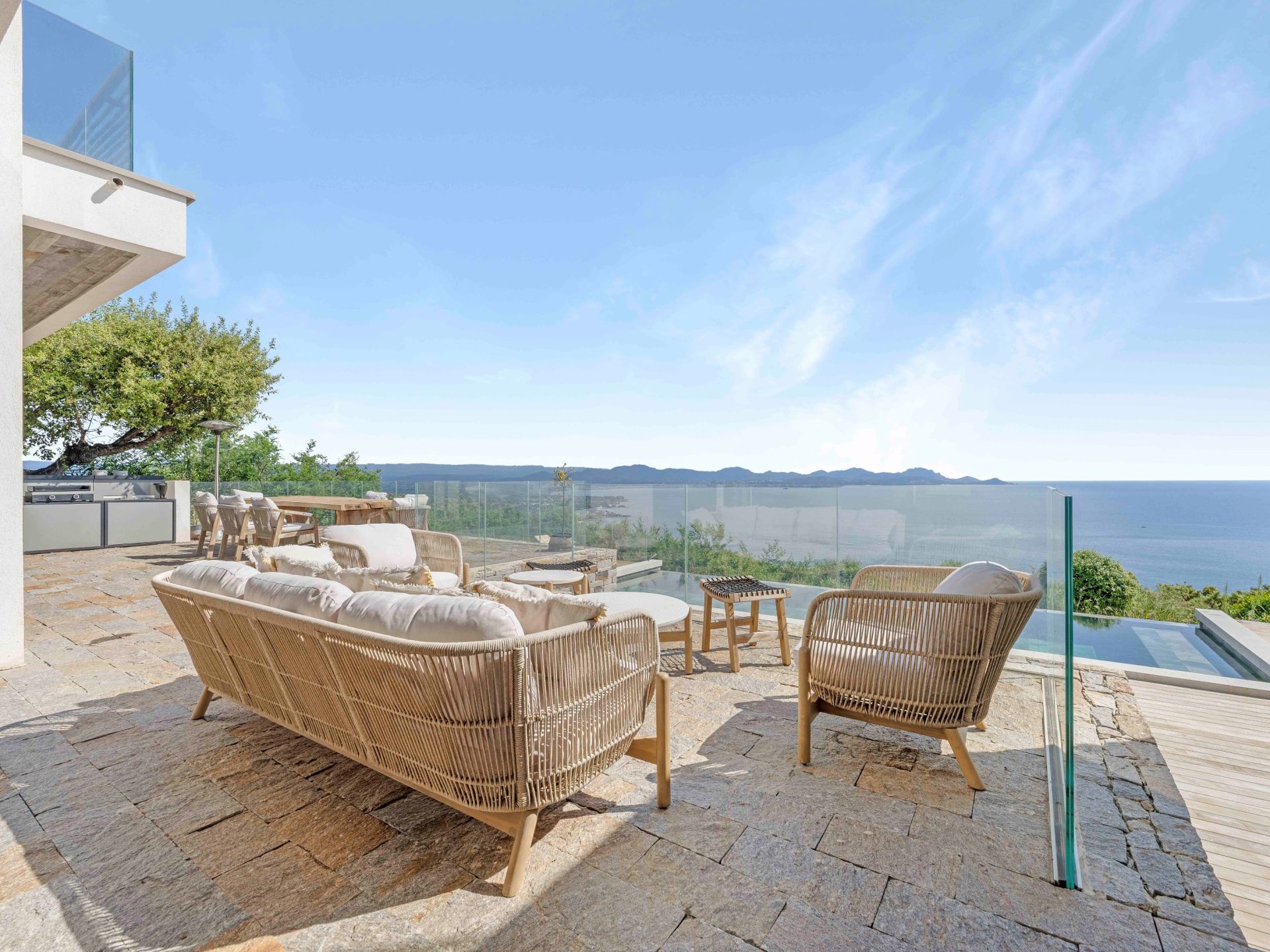 luxury villa 7 Rooms for sale on LES ISSAMBRES (83380)