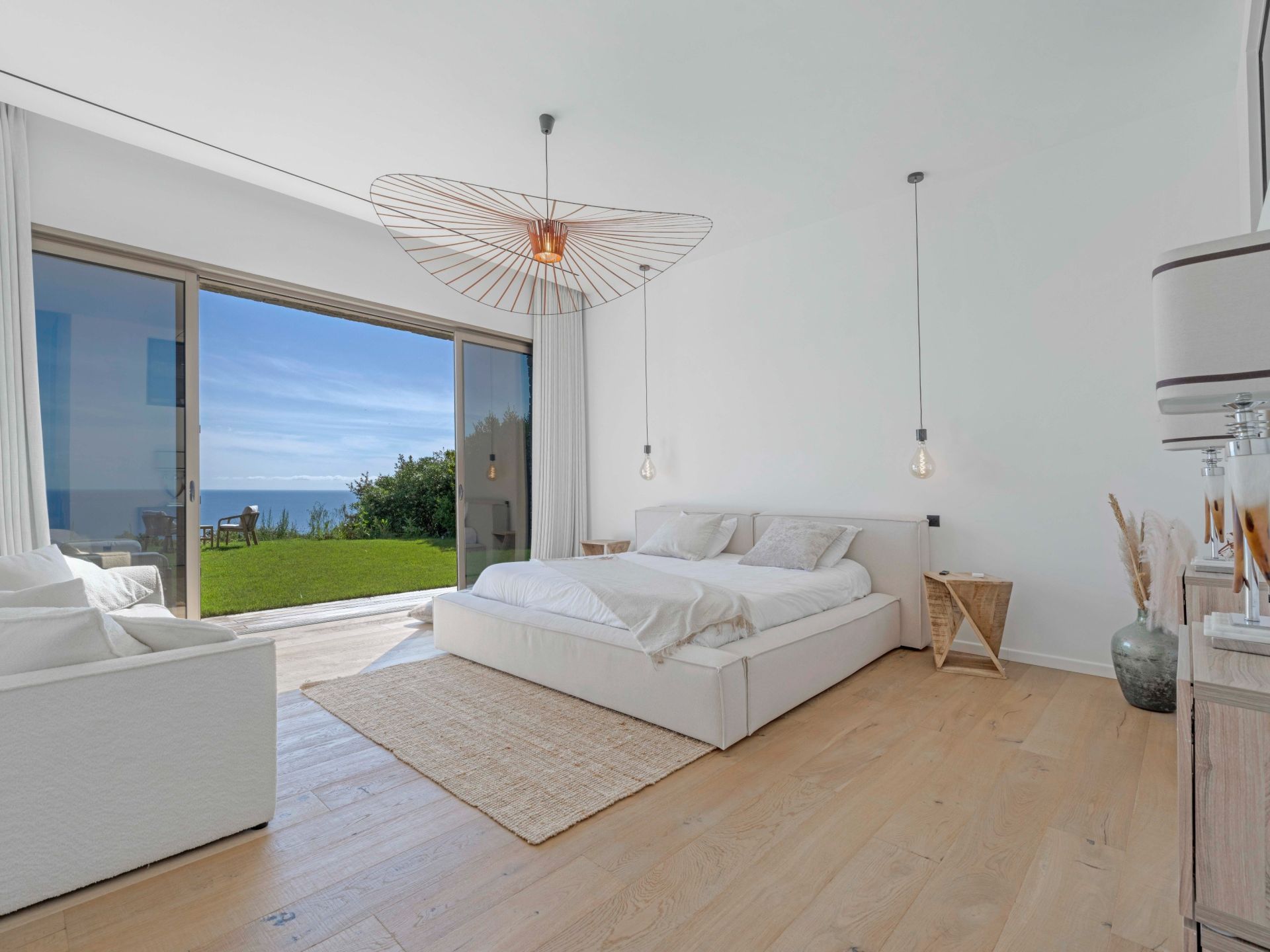 luxury villa 7 Rooms for sale on LES ISSAMBRES (83380)