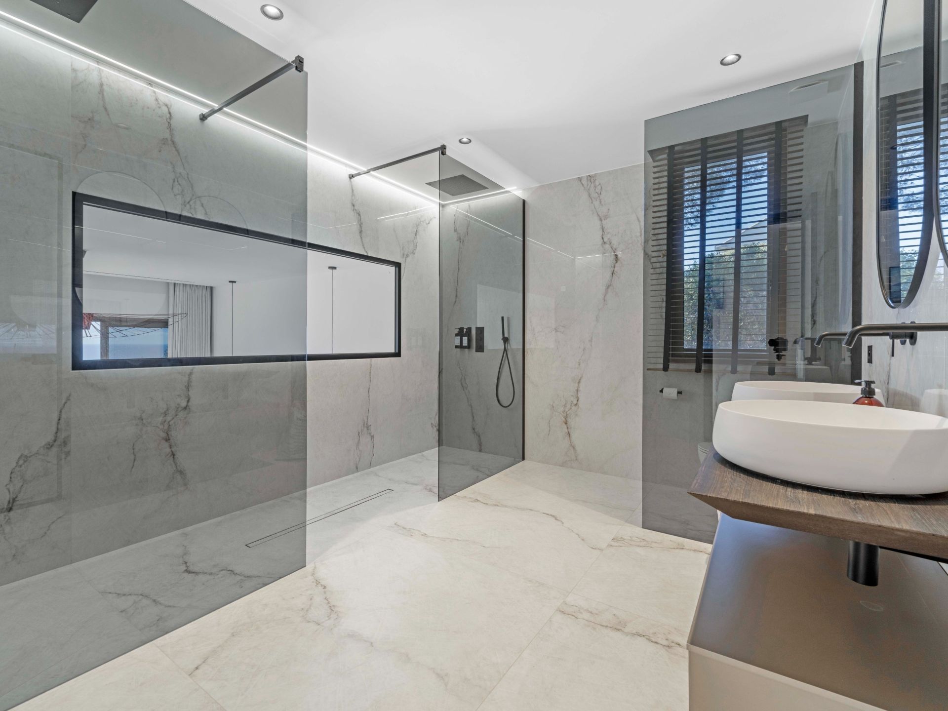 luxury villa 7 Rooms for sale on LES ISSAMBRES (83380)