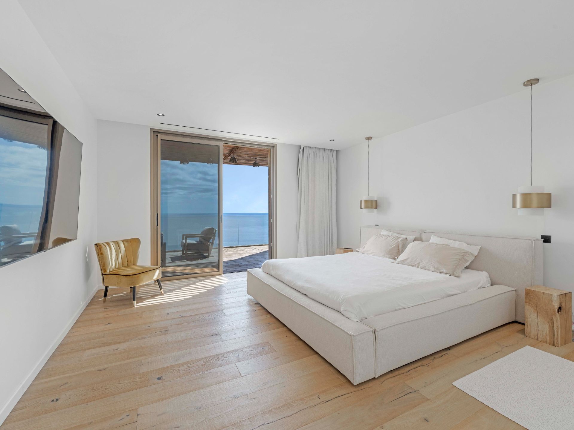 luxury villa 7 Rooms for sale on LES ISSAMBRES (83380)