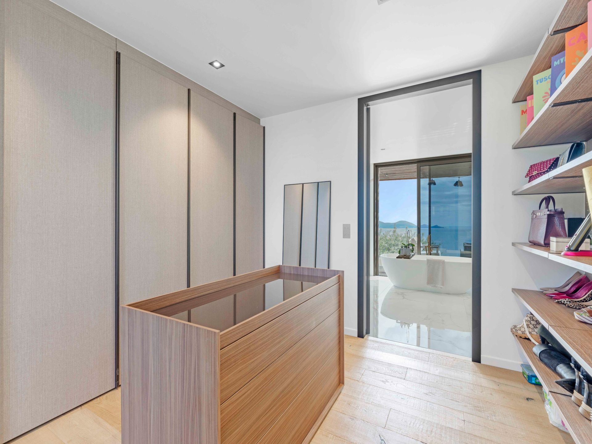 luxury villa 7 Rooms for sale on LES ISSAMBRES (83380)