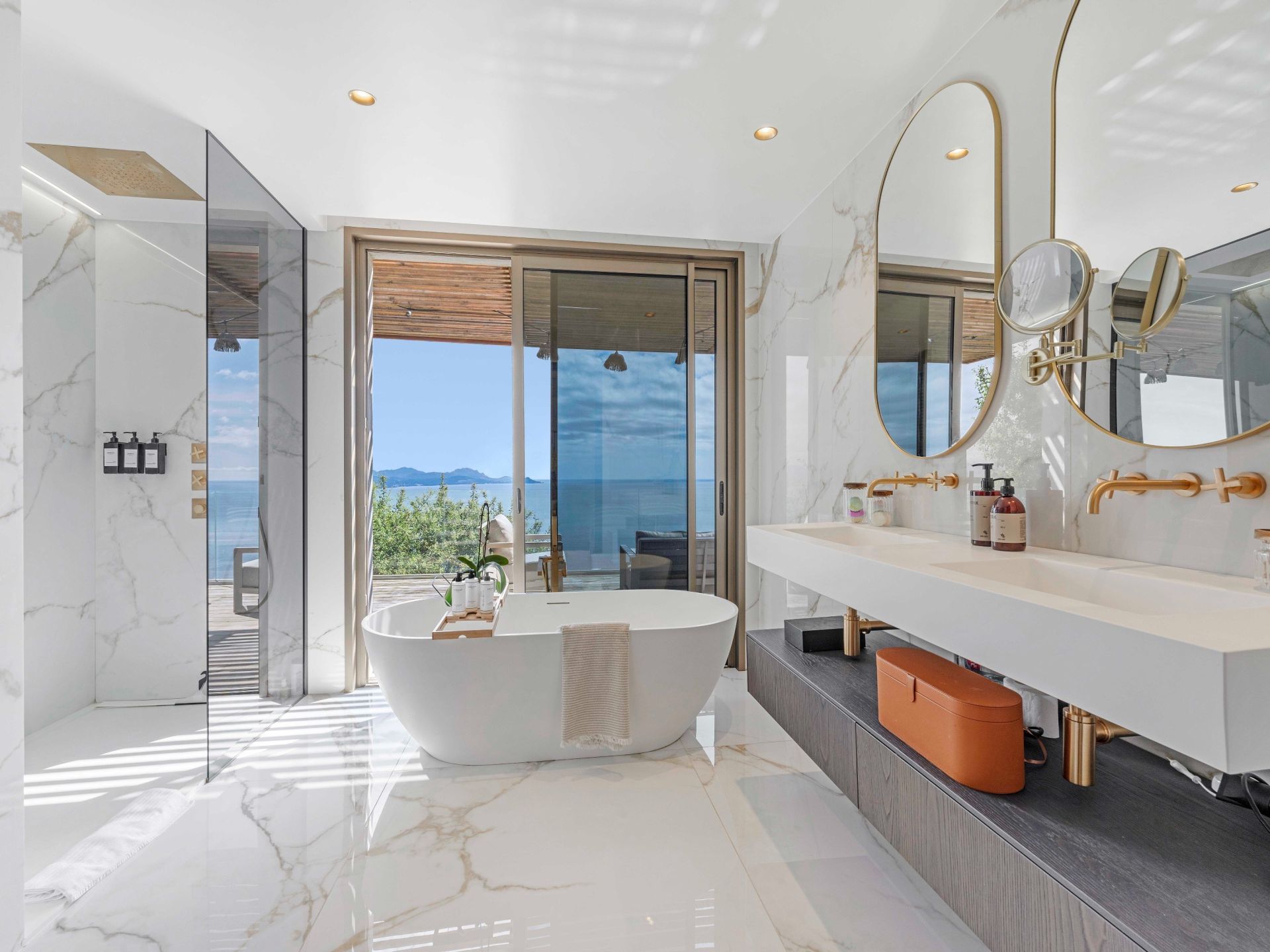 luxury villa 7 Rooms for sale on LES ISSAMBRES (83380)