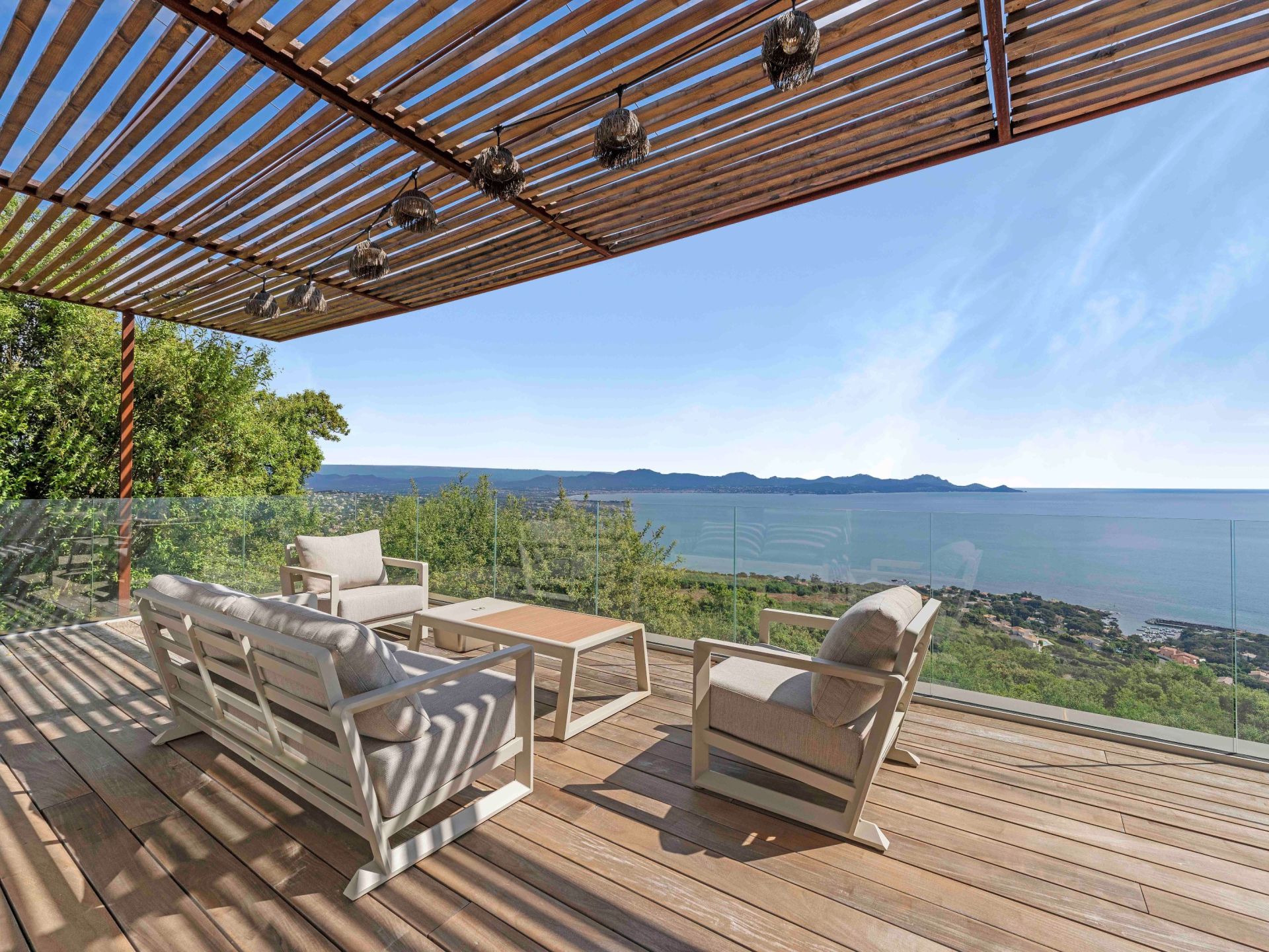 luxury villa 7 Rooms for sale on LES ISSAMBRES (83380)