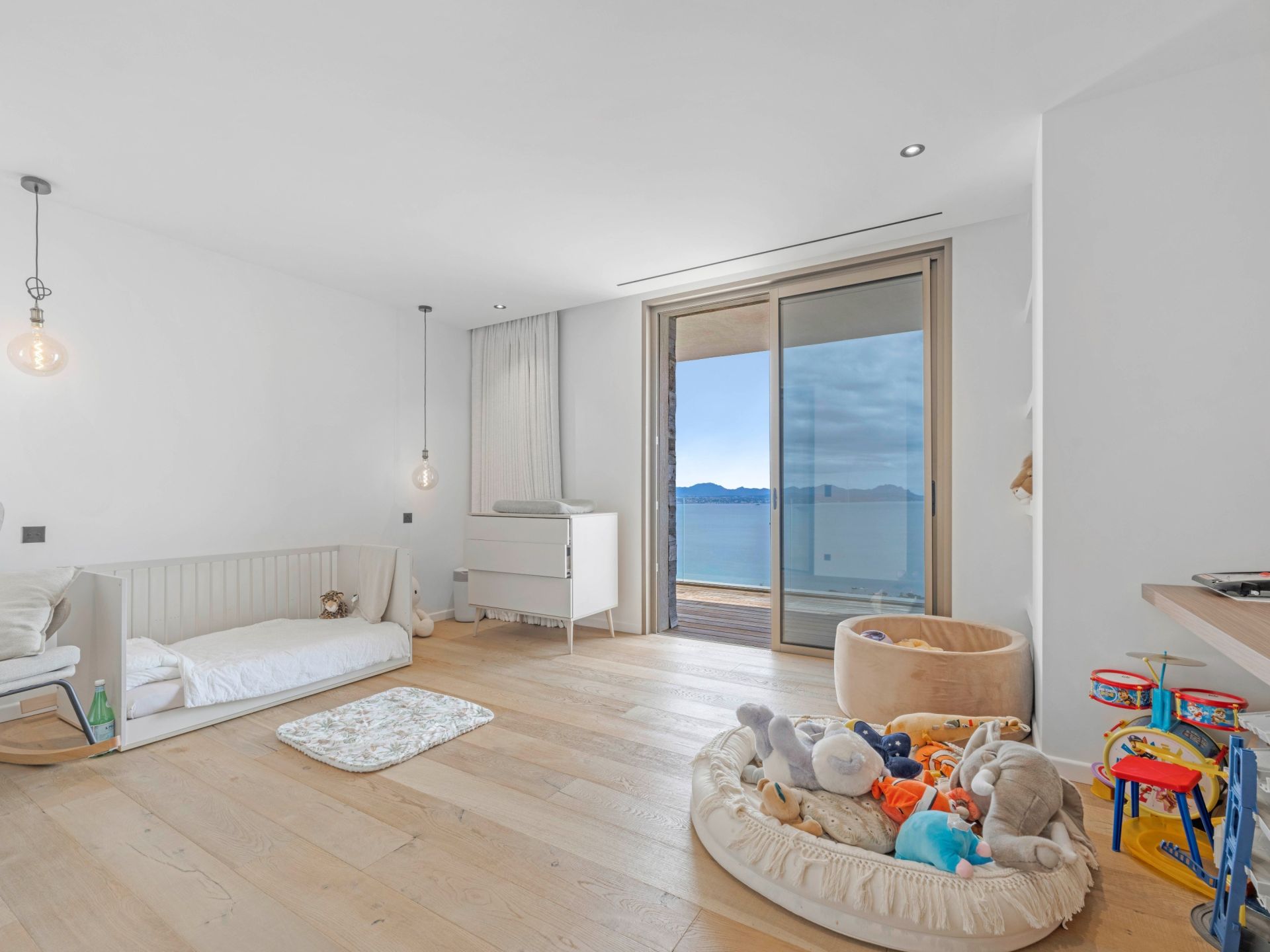 luxury villa 7 Rooms for sale on LES ISSAMBRES (83380)