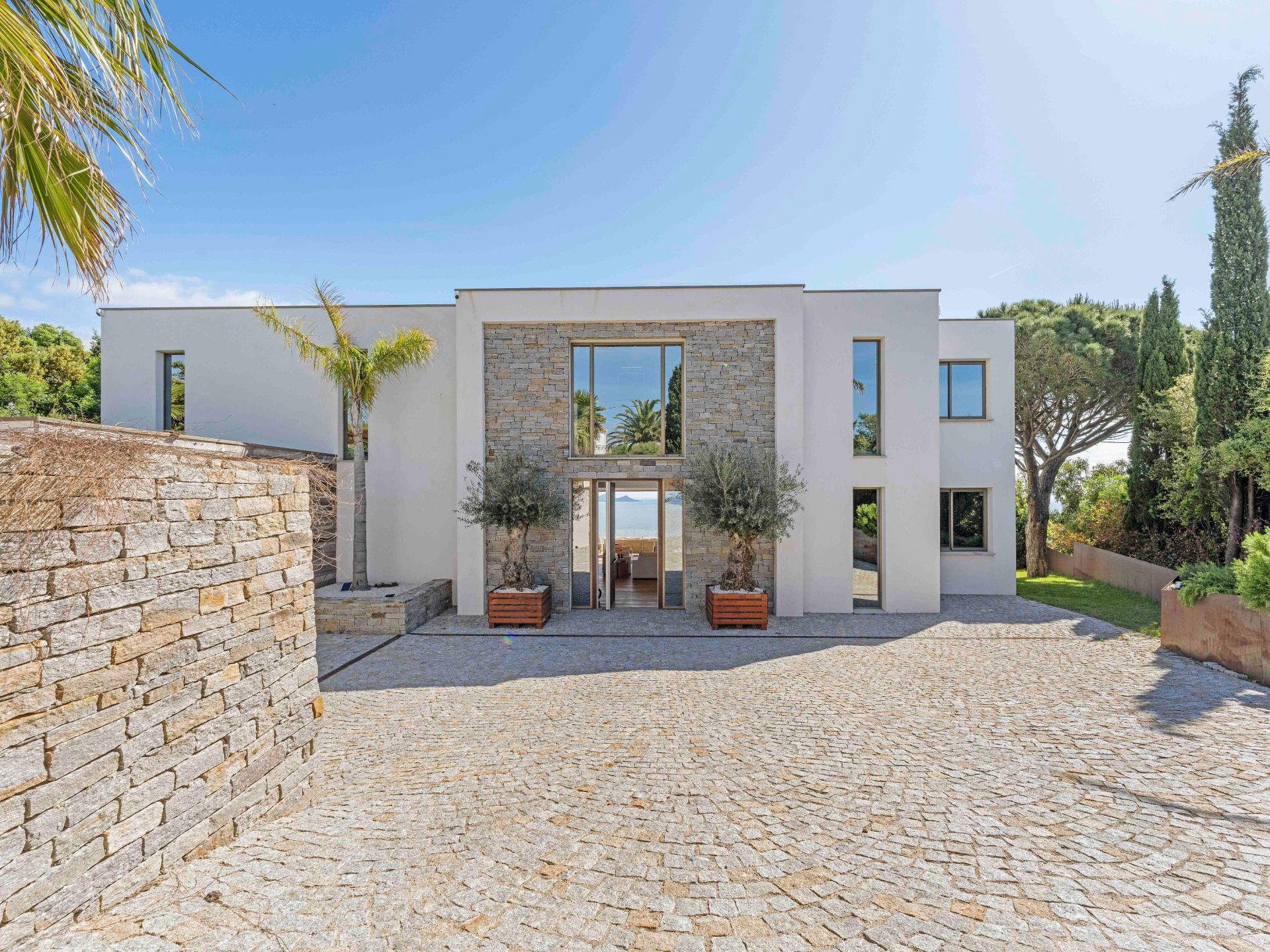 luxury villa 7 Rooms for sale on LES ISSAMBRES (83380)