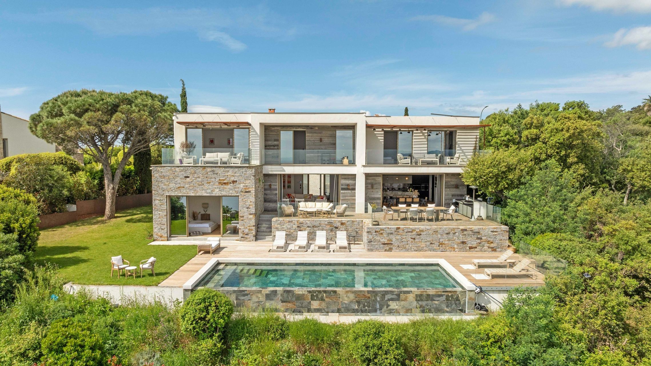 luxury villa 7 Rooms for sale on LES ISSAMBRES (83380)