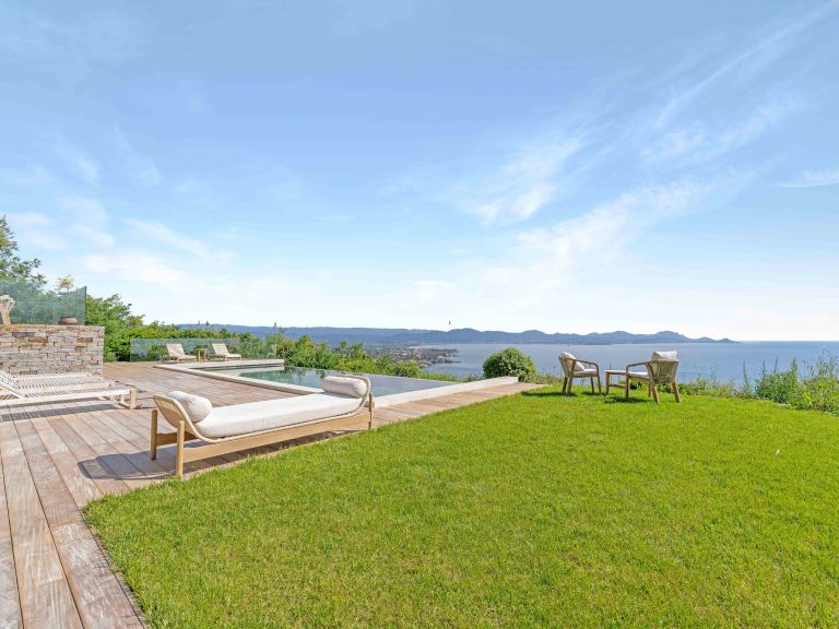 luxury villa 7 Rooms for sale on LES ISSAMBRES (83380)