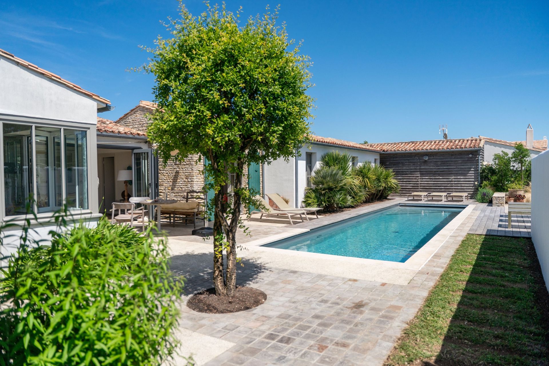 luxury house 6 Rooms for sale on LOIX (17111)