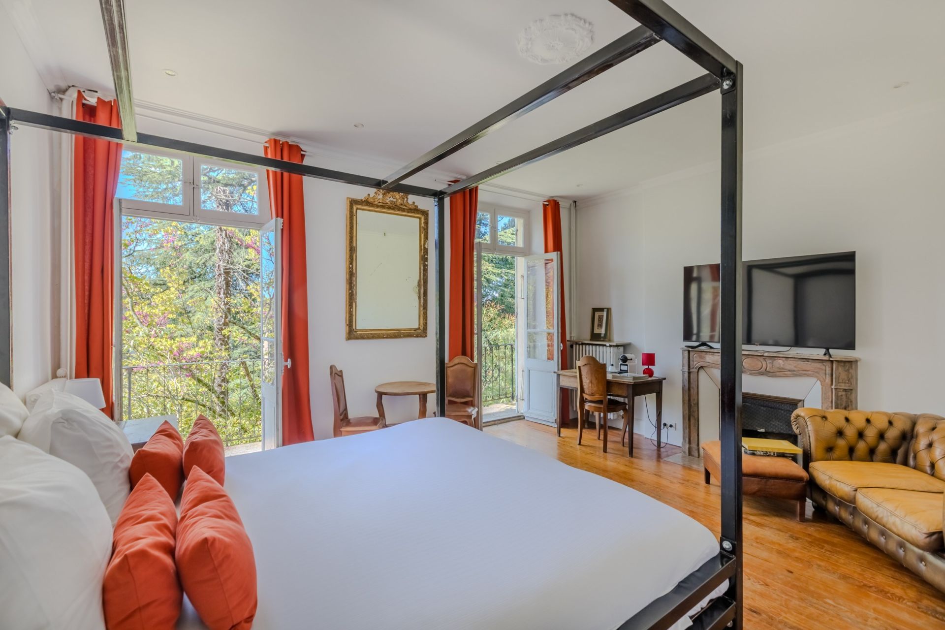 mansion 12 Rooms for sale on NYONS (26110)