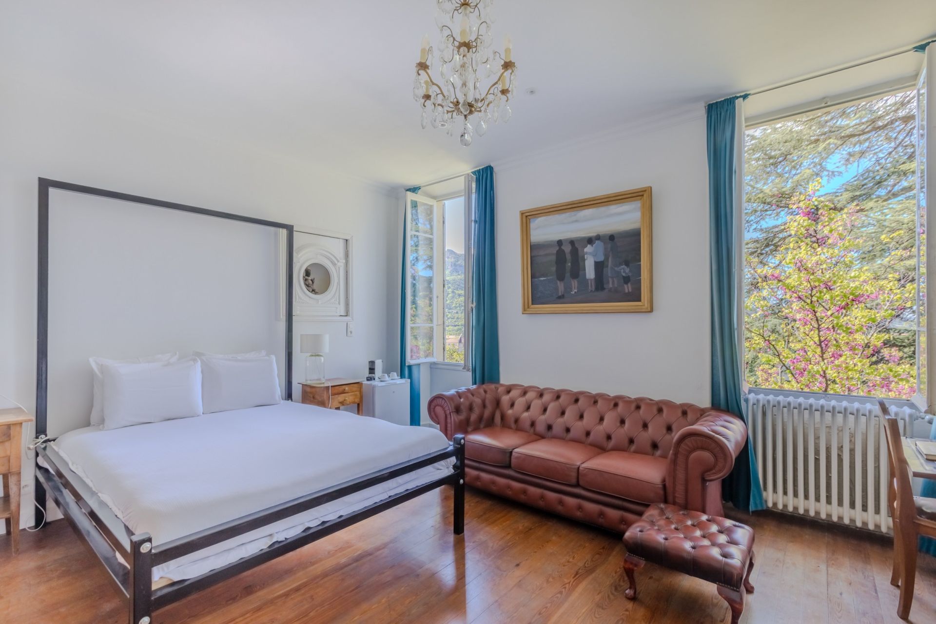 mansion 12 Rooms for sale on NYONS (26110)