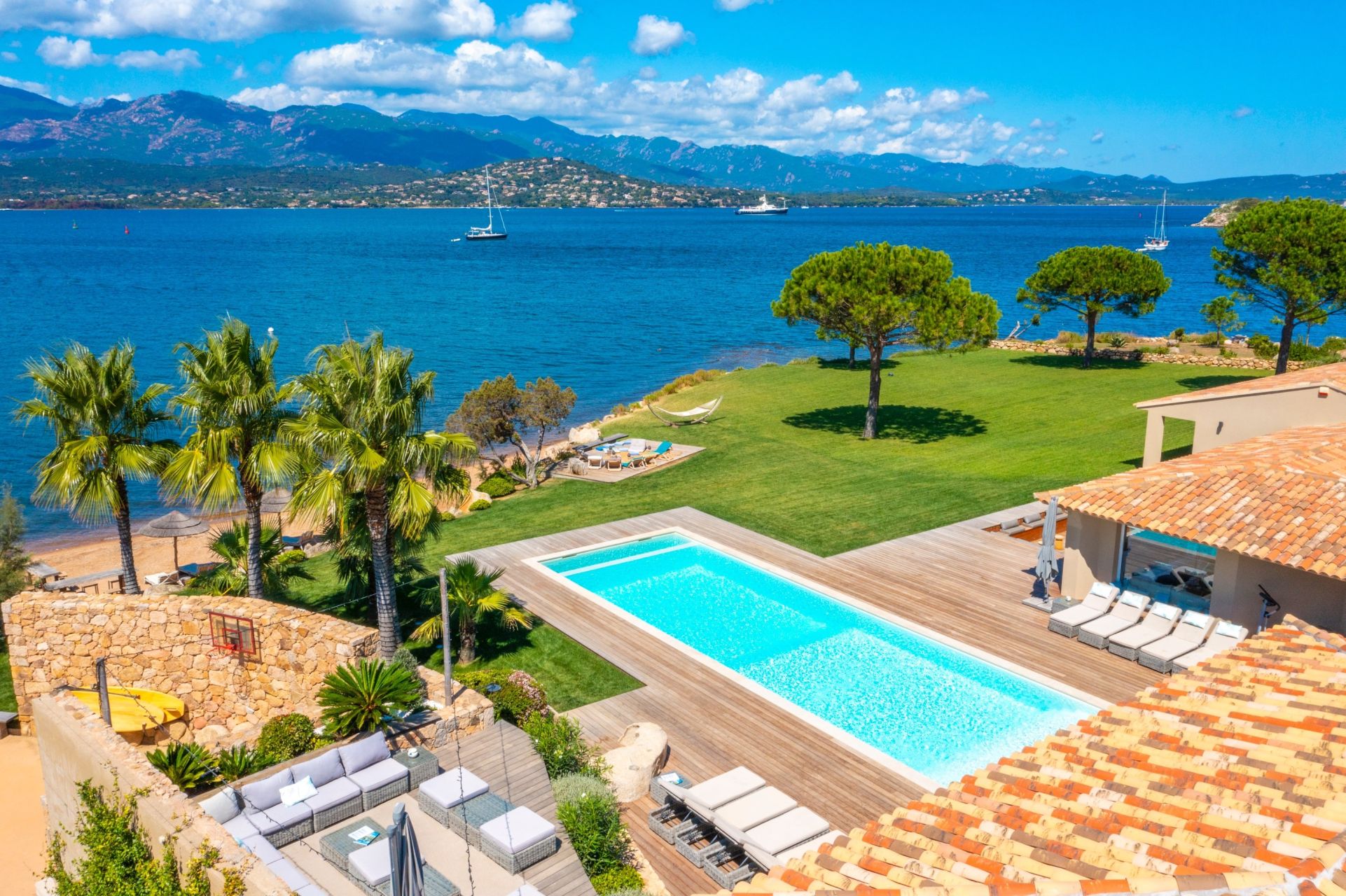 luxury villa 8 Rooms for sale on PORTO VECCHIO (20137)