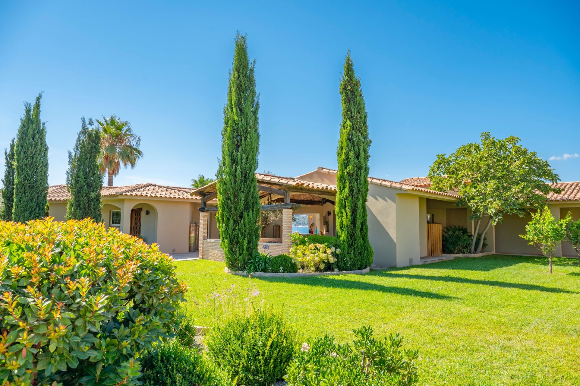 luxury villa 8 Rooms for sale on PORTO VECCHIO (20137)