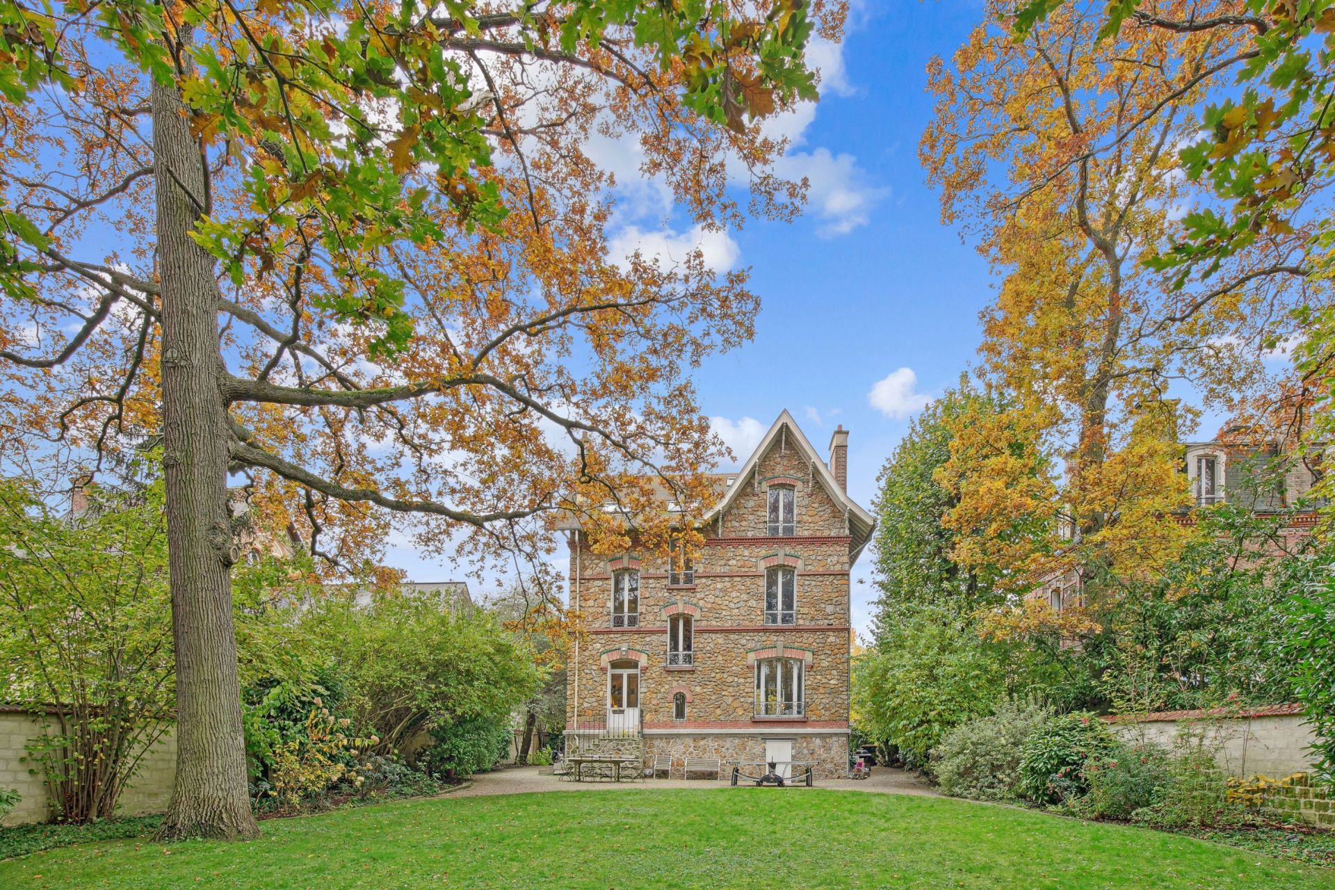 luxury house 9 Rooms for sale on ST GERMAIN EN LAYE (78100)