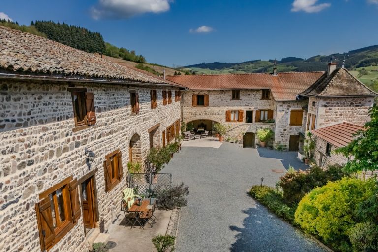 farm complex 22 Rooms for sale on LES ARDILLATS (69430)
