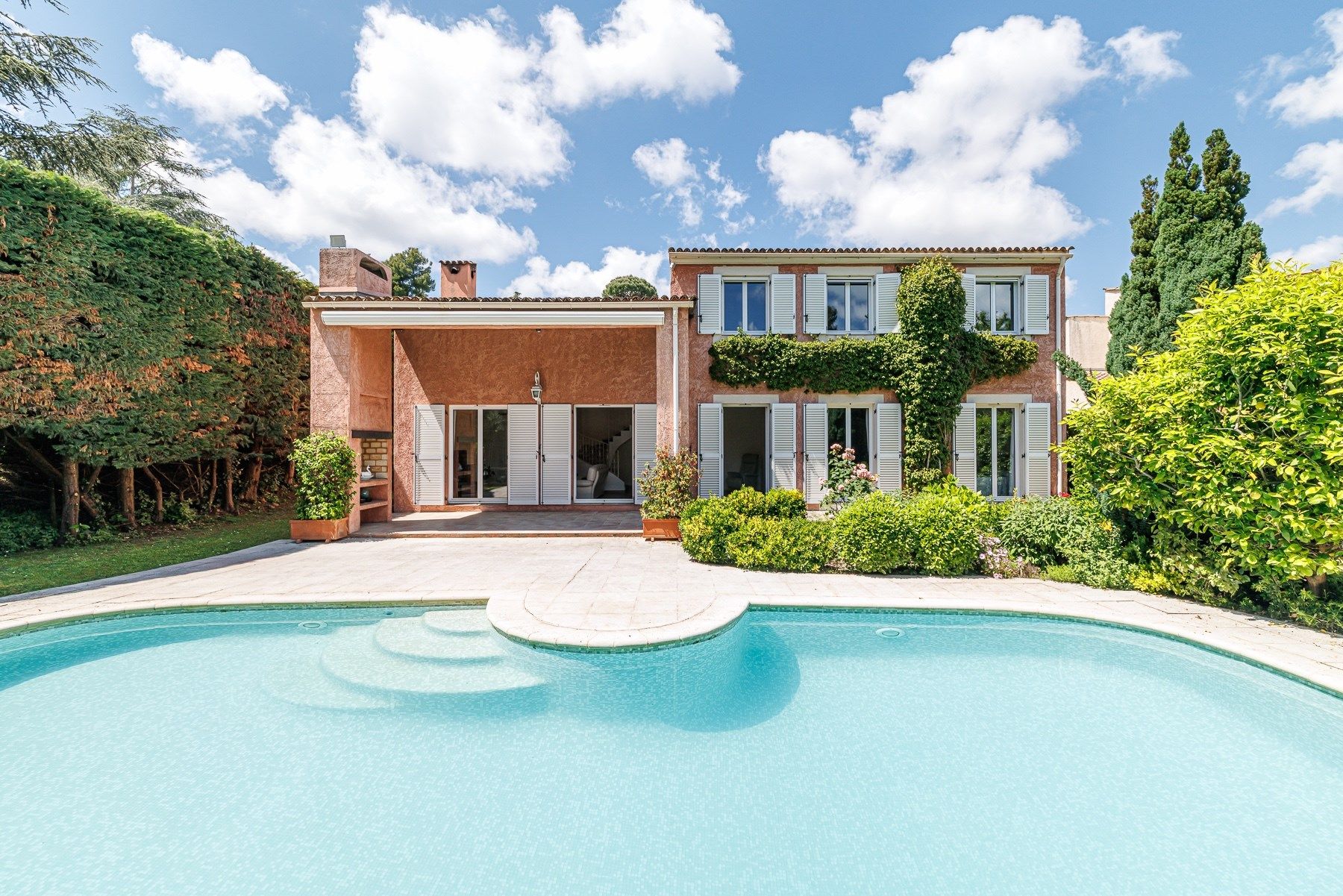 luxury villa 5 Rooms for sale on VILLENEUVE LOUBET (06270)