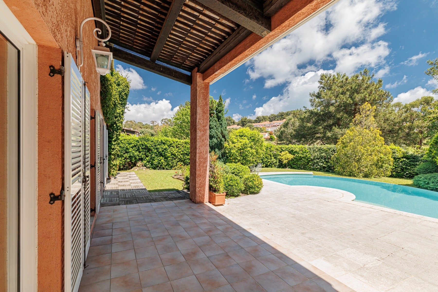 luxury villa 5 Rooms for sale on VILLENEUVE LOUBET (06270)
