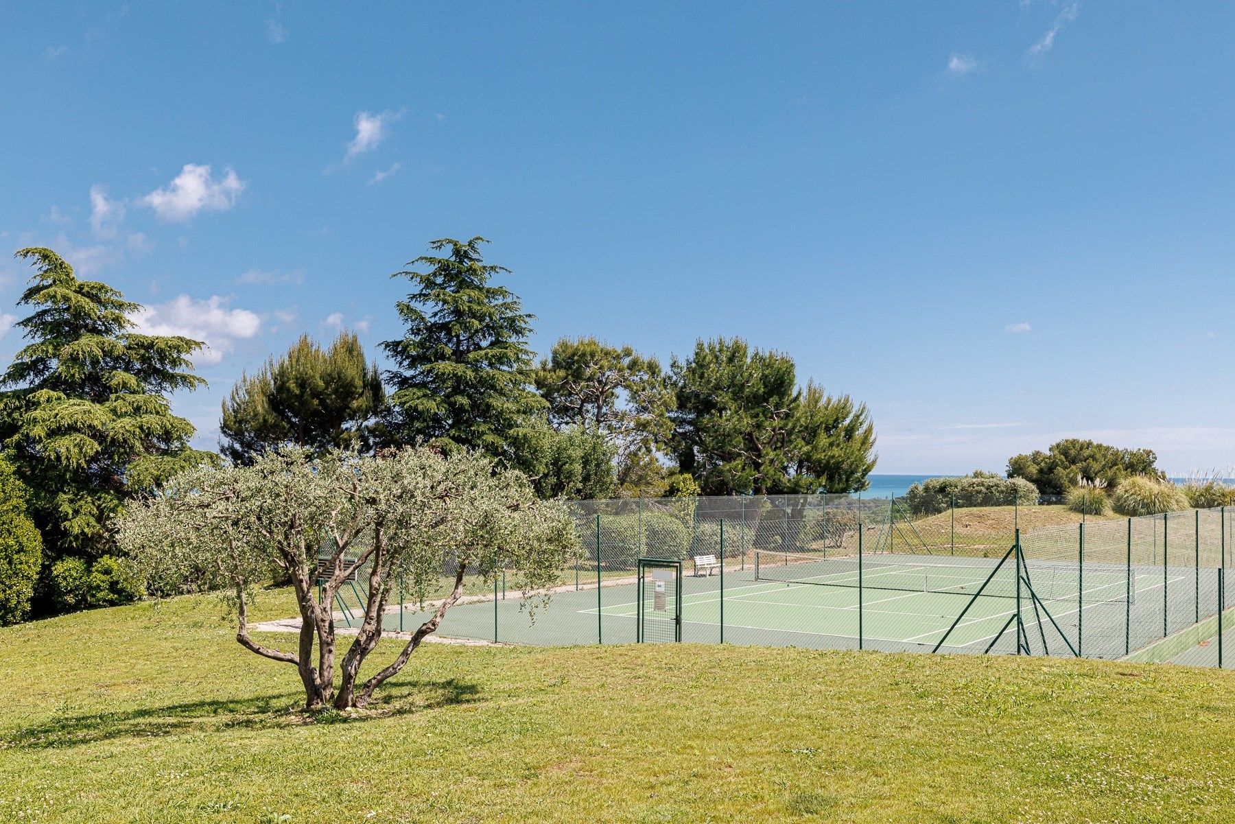 luxury villa 5 Rooms for sale on VILLENEUVE LOUBET (06270)