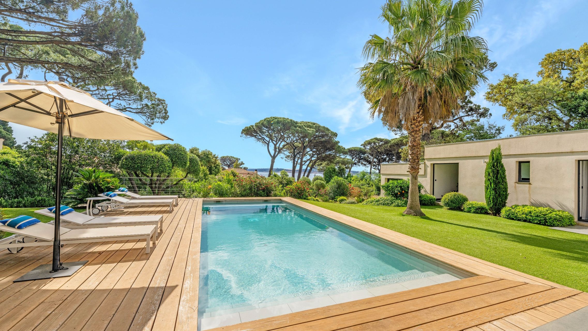 maison contemporaine 10 Pièces en vente sur GRIMAUD (83310)