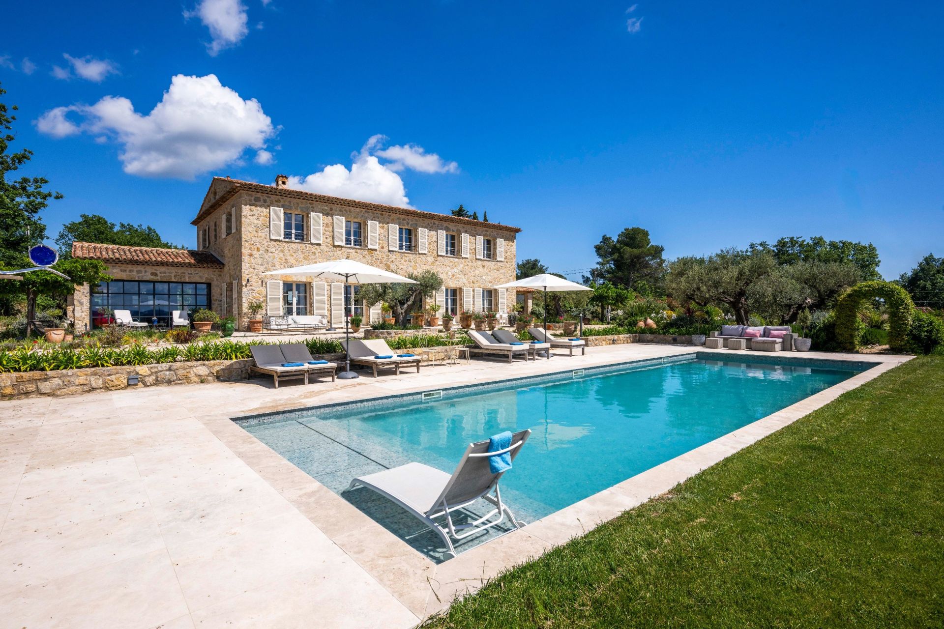 luxury provencale house 8 Rooms for sale on TOURRETTES (83440)
