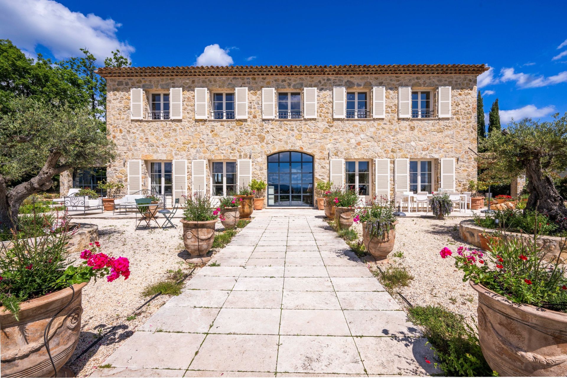 luxury provencale house 8 Rooms for sale on TOURRETTES (83440)