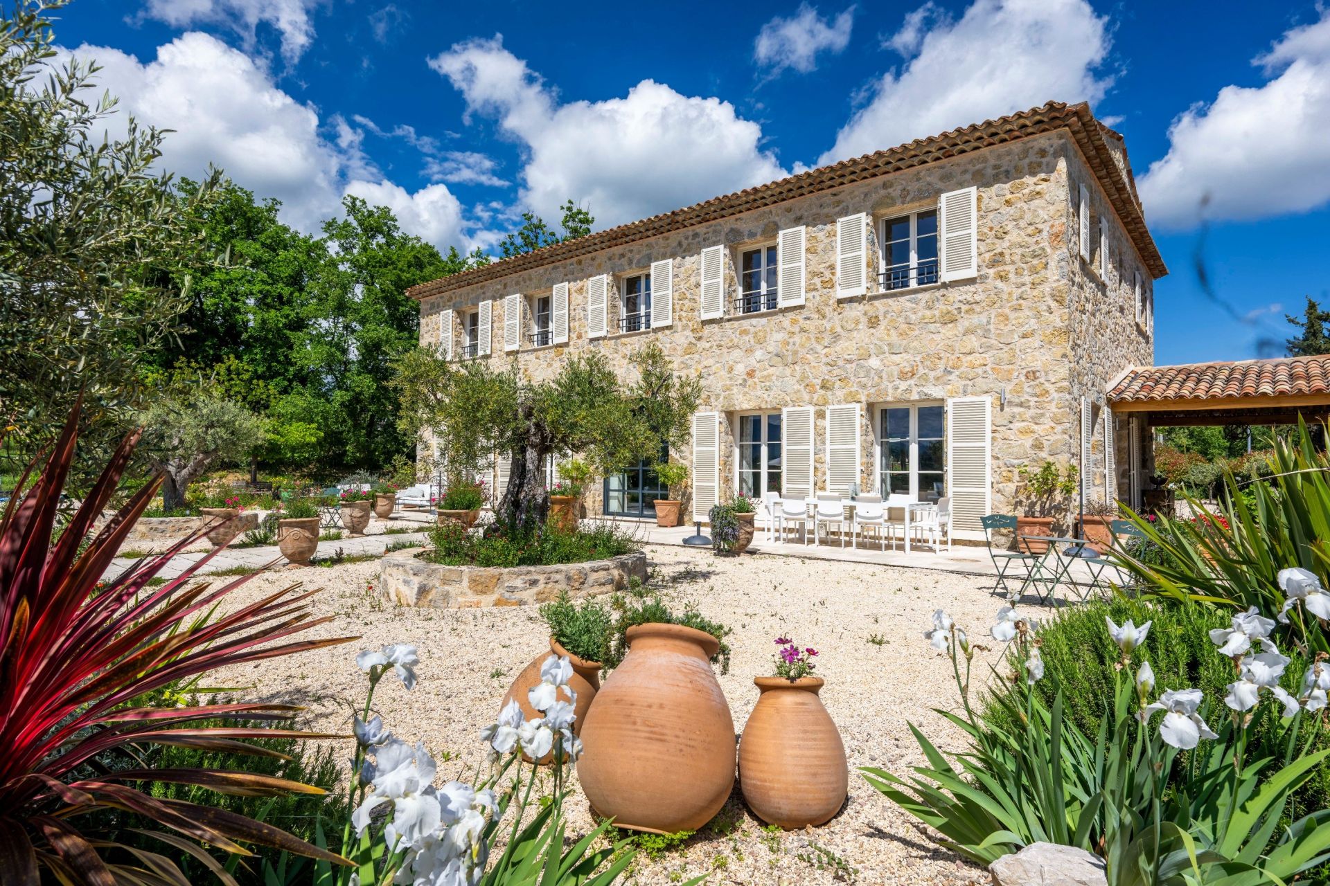luxury provencale house 8 Rooms for sale on TOURRETTES (83440)