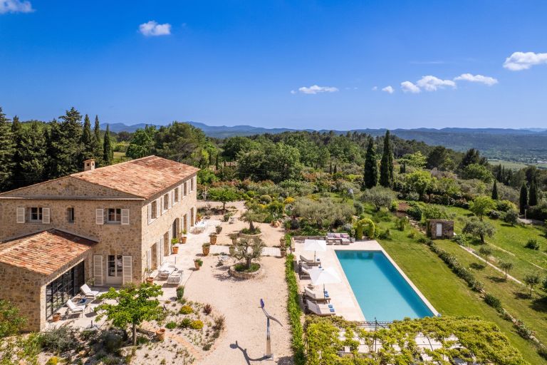 luxury provencale house 8 Rooms for sale on TOURRETTES (83440)