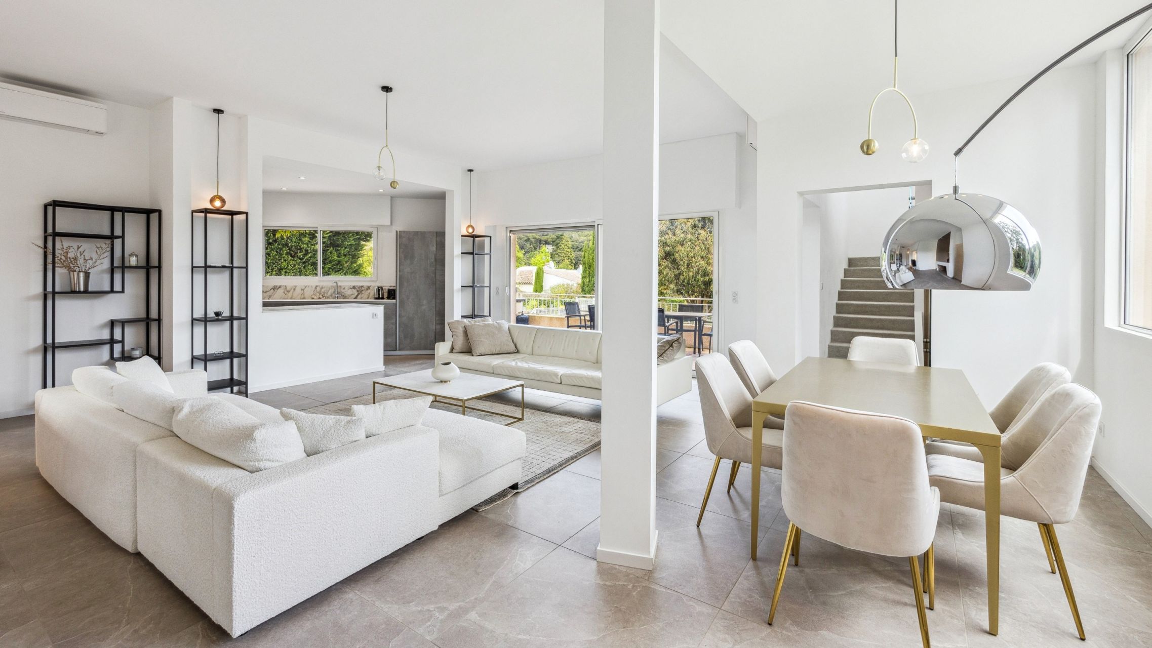 luxury villa 10 Rooms for sale on VALLAURIS (06220)