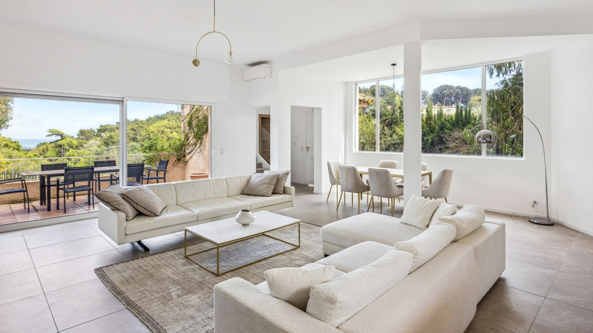 luxury villa 10 Rooms for sale on VALLAURIS (06220)