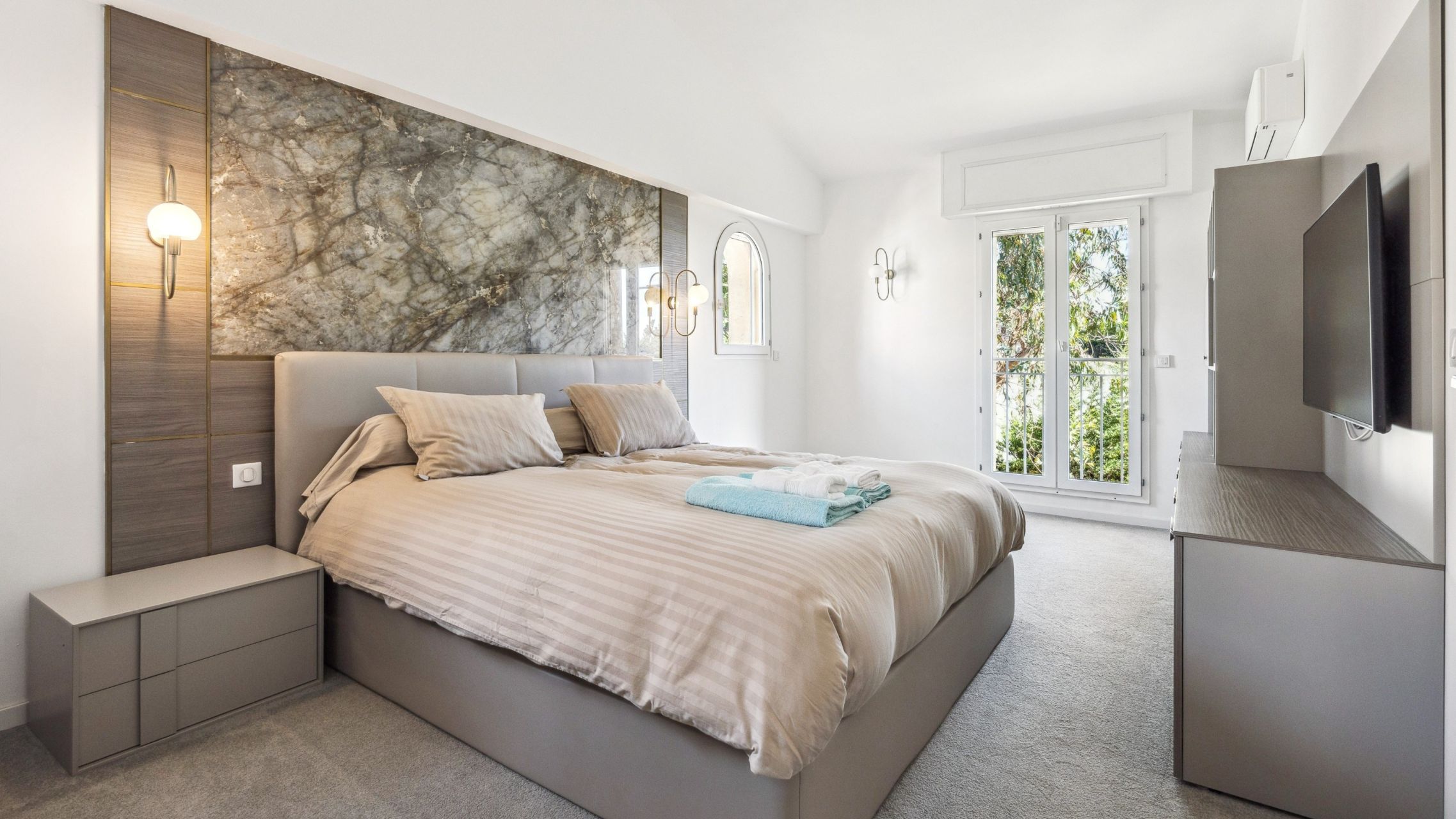 luxury villa 10 Rooms for sale on VALLAURIS (06220)