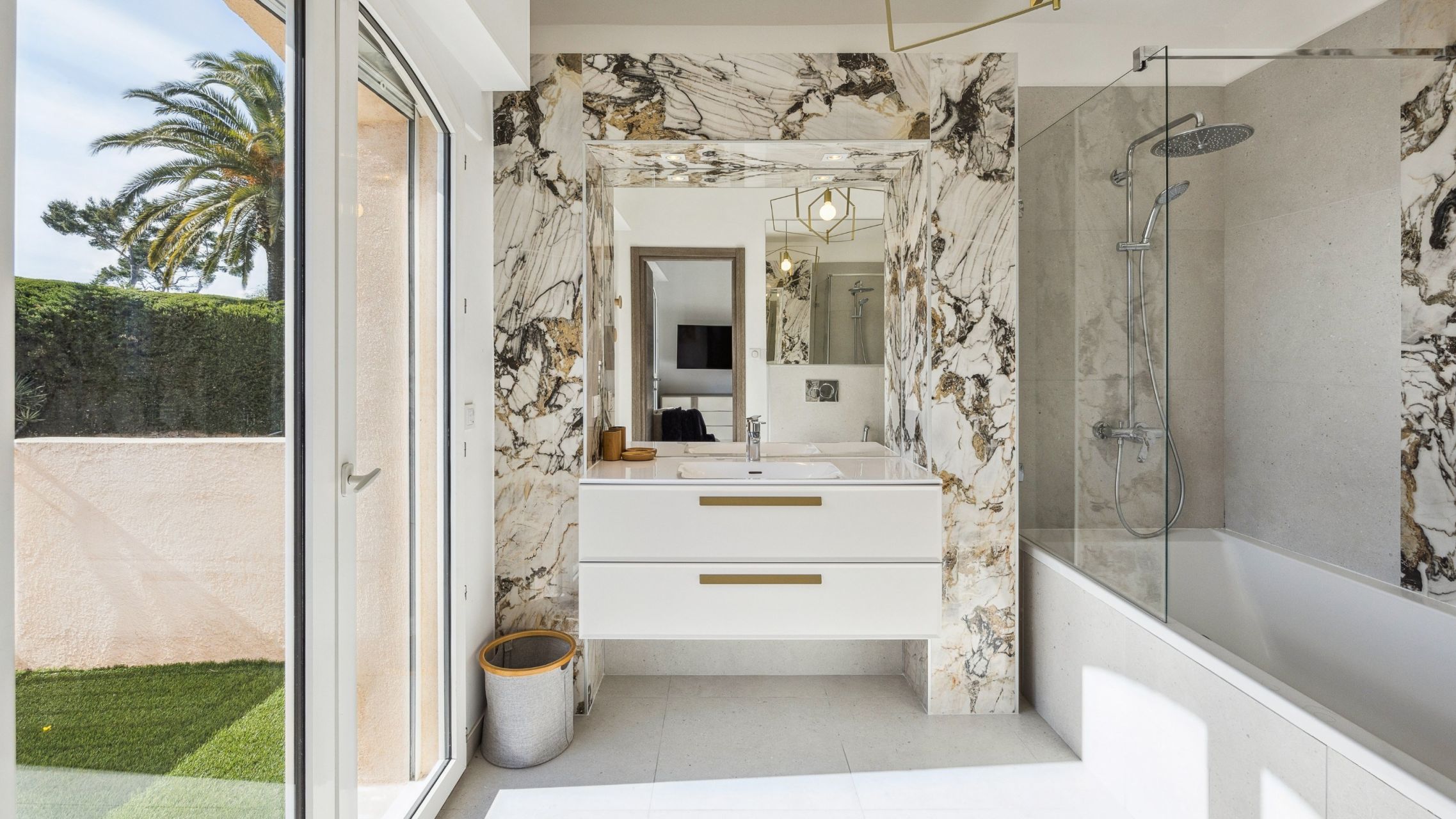 luxury villa 10 Rooms for sale on VALLAURIS (06220)