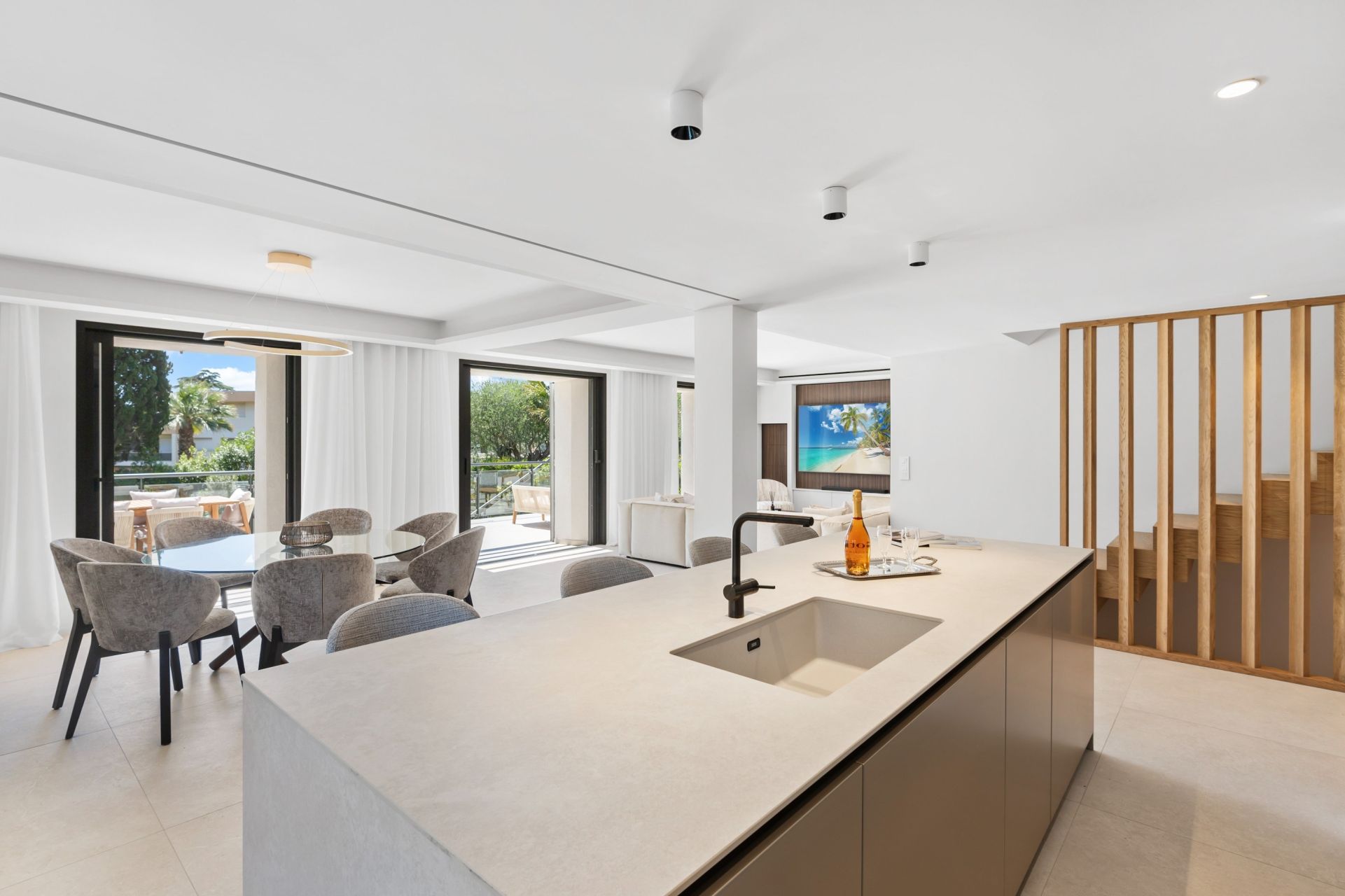 luxury villa 8 Rooms for sale on CANNES (06400)