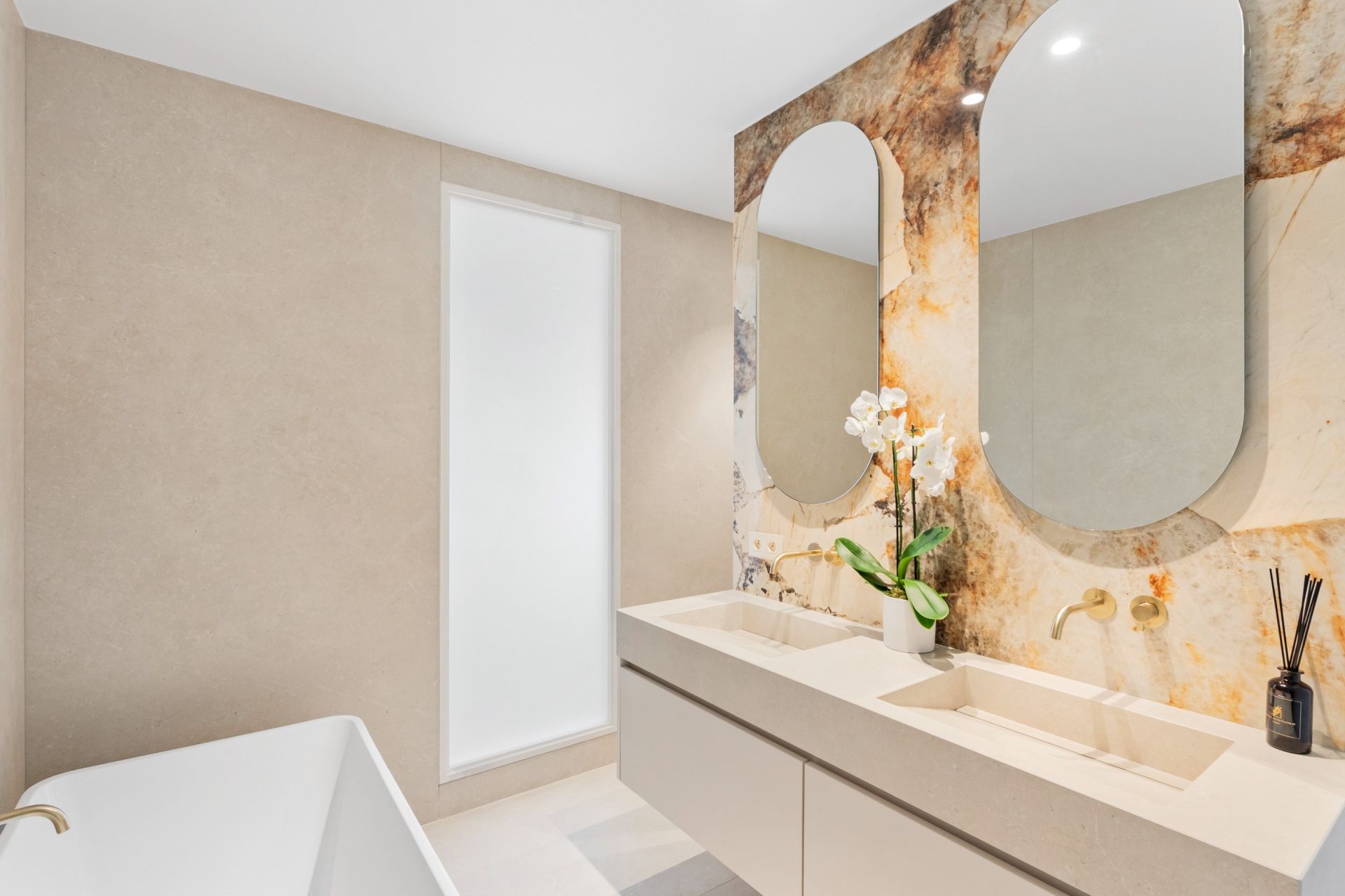 luxury villa 8 Rooms for sale on CANNES (06400)